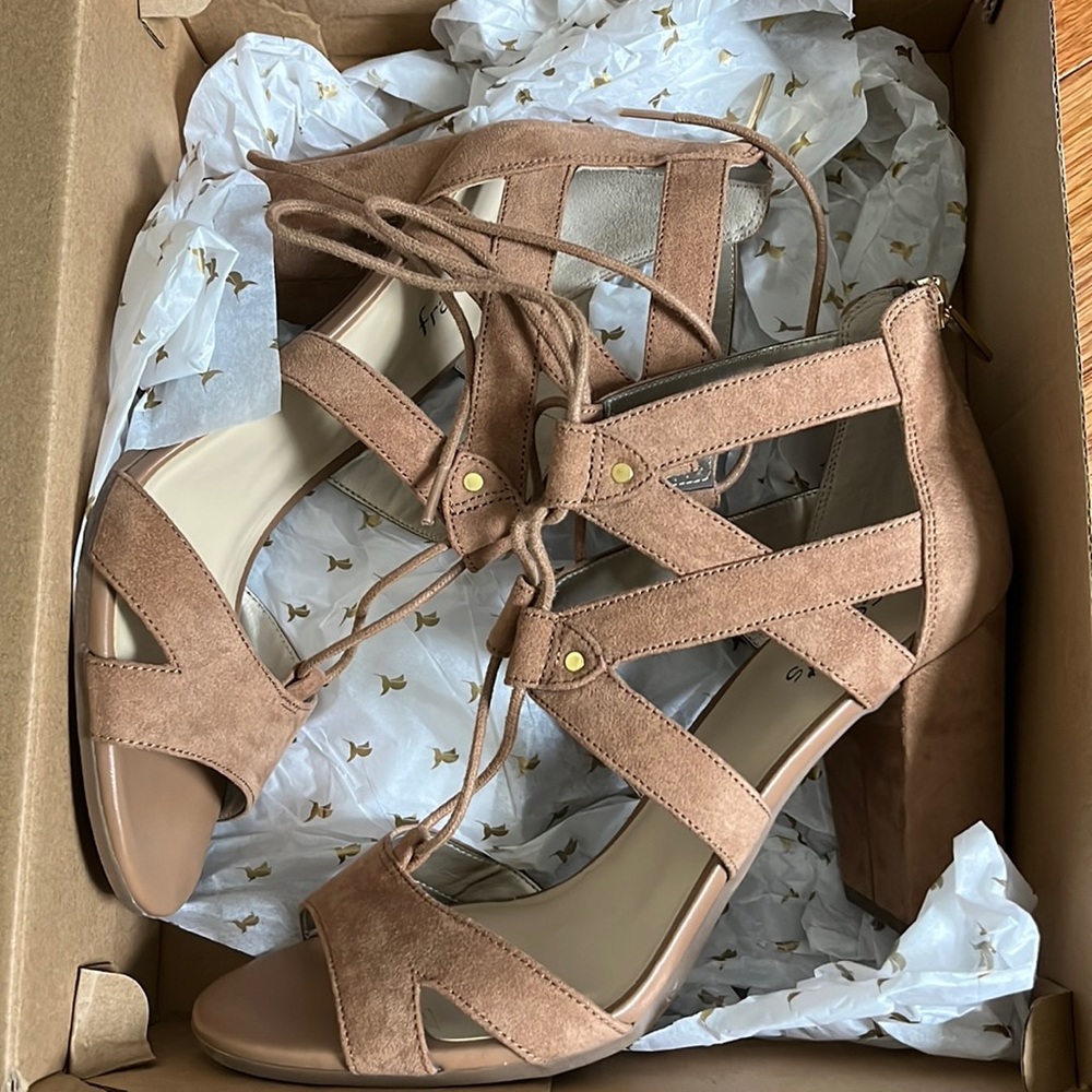Tan black heels in 7